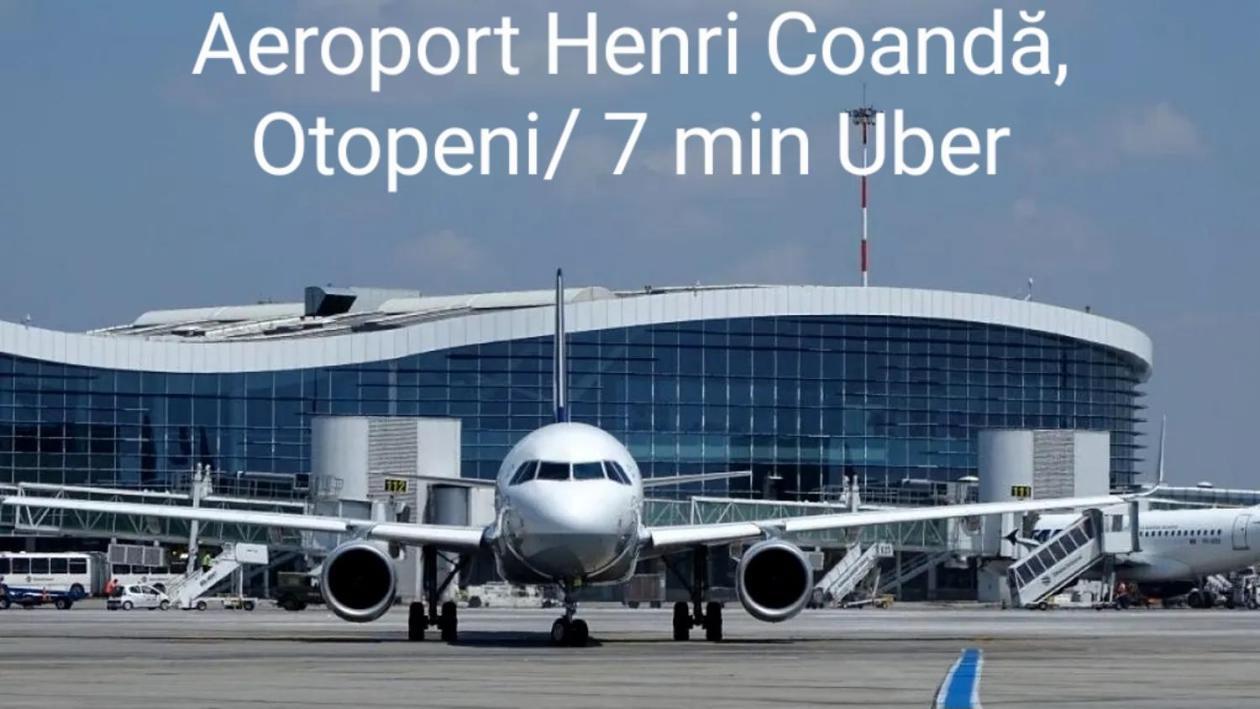 Airplane By Airport Residence Otopeni Bagian luar foto